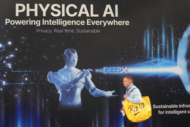 (260109) -- LAS VEGAS, Jan. 9, 2026 (Xinhua) -- A man visits the 2026 Consumer Electronics Show (CES) in Las Vegas, the United States, Jan. 7, 2026.
  The 2026 CES, the world's premier technology event, runs here from Tuesday to Friday. The annual show has attracted thousands of exhibitors from more than 155 countries and regions, according to the U.S. Consumer Technology Association, the organizer of CES. (Photo by Zeng Hui/Xinhua)