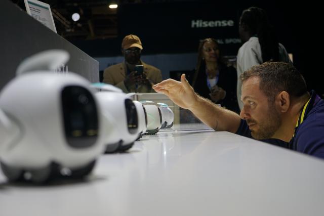 (260109) -- LAS VEGAS, Jan. 9, 2026 (Xinhua) -- A visitor views Beta companion robots at the exhibition area of Hisense during the 2026 Consumer Electronics Show (CES) in Las Vegas, the United States, Jan. 7, 2026.
  The 2026 CES, the world's premier technology event, runs here from Tuesday to Friday. The annual show has attracted thousands of exhibitors from more than 155 countries and regions, according to the U.S. Consumer Technology Association, the organizer of CES. (Photo by Zeng Hui/Xinhua)