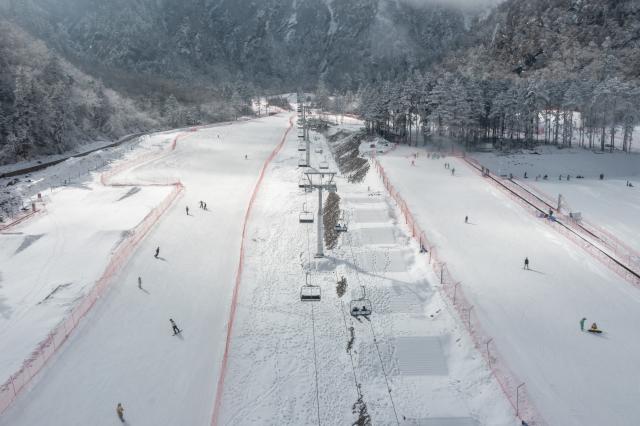 (260109) -- CHENGDU, Jan. 9, 2026 (Xinhua) -- A drone photo shows people skiing at a ski resort in Wenchuan County, southwest China's Sichuan Province, Jan. 6, 2026.
  Sichuan ranks among the world's richest regions in low-latitude ice-and-snow tourism, and by leveraging its iconic landscapes that blend snowy mountains with mild temperatures, the province has become a popular destination for travelers at home and abroad. (Xinhua/Xu Bingjie)