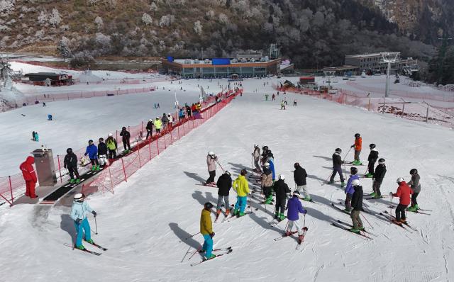 (260109) -- CHENGDU, Jan. 9, 2026 (Xinhua) -- A drone photo shows people having fun at a ski resort in Wenchuan County, southwest China's Sichuan Province, Jan. 6, 2026.
  Sichuan ranks among the world's richest regions in low-latitude ice-and-snow tourism, and by leveraging its iconic landscapes that blend snowy mountains with mild temperatures, the province has become a popular destination for travelers at home and abroad. (Xinhua/Liu Kun)