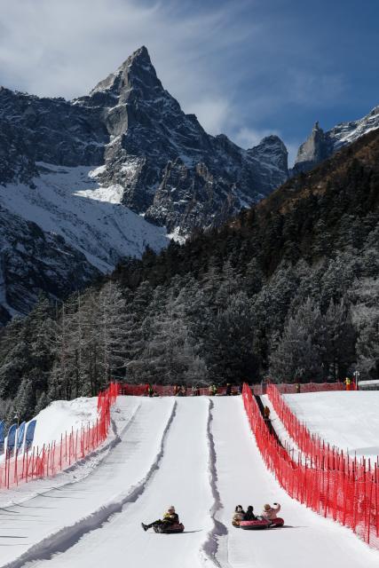 (260109) -- CHENGDU, Jan. 9, 2026 (Xinhua) -- Tourists have fun at a ski resort in Lixian County, southwest China's Sichuan Province, Jan. 5, 2026.
  Sichuan ranks among the world's richest regions in low-latitude ice-and-snow tourism, and by leveraging its iconic landscapes that blend snowy mountains with mild temperatures, the province has become a popular destination for travelers at home and abroad. (Xinhua/Jiang Hongjing)