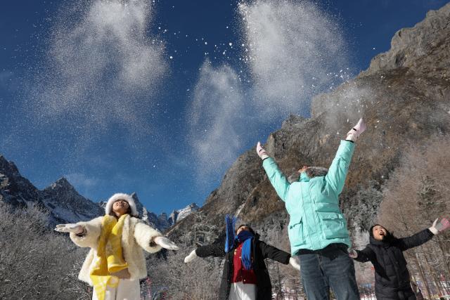 (260109) -- CHENGDU, Jan. 9, 2026 (Xinhua) -- People have fun at a ski resort in Lixian County, southwest China's Sichuan Province, Jan. 5, 2026.
  Sichuan ranks among the world's richest regions in low-latitude ice-and-snow tourism, and by leveraging its iconic landscapes that blend snowy mountains with mild temperatures, the province has become a popular destination for travelers at home and abroad. (Xinhua/Jiang Hongjing)
