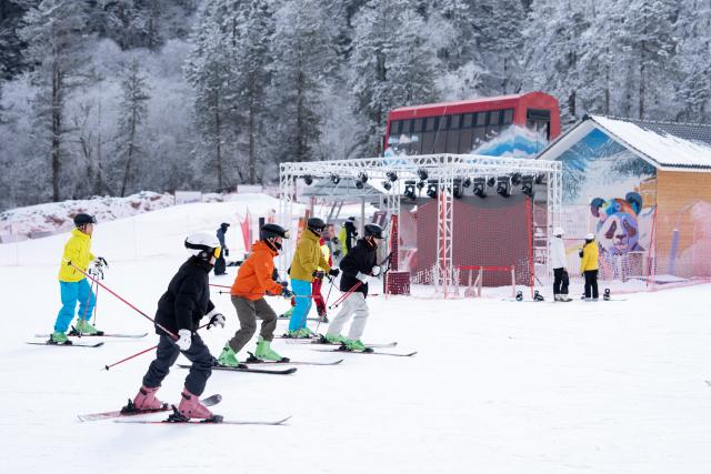 (260109) -- CHENGDU, Jan. 9, 2026 (Xinhua) -- People ski at a ski resort in Wenchuan County, southwest China's Sichuan Province, Jan. 6, 2026.
  Sichuan ranks among the world's richest regions in low-latitude ice-and-snow tourism, and by leveraging its iconic landscapes that blend snowy mountains with mild temperatures, the province has become a popular destination for travelers at home and abroad. (Xinhua/Xu Bingjie)