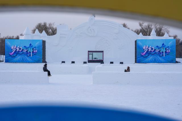 (260109) -- HARBIN, Jan. 9, 2026 (Xinhua) -- Tourists have fun while visiting the 38th Sun Island International Snow Sculpture Art Expo in Harbin, northeast China's Heilongjiang Province, Jan. 8, 2026.
  The ongoing snow sculpture art expo, with an exhibition area of 1.5 million square meters, is attracting visitors to its stunning ice and snow landscapes. (Xinhua/Wang Jianwei)
