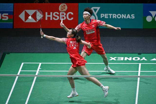(260109) -- KUALA LUMPUR, Jan. 9, 2026 (Xinhua) -- Jiang Zhenbang/Wei Yaxin (front) of China compete during the mixed doubles quarterfinal match against Presley Smith/Jennie Gai of the United States at the Malaysia Open 2026 badminton tournament in Kuala Lumpur, Malaysia, Jan. 9, 2026. (Photo by Chong Voon Chung/Xinhua)