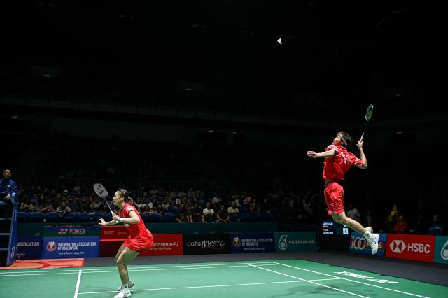 (260109) -- KUALA LUMPUR, Jan. 9, 2026 (Xinhua) -- Jiang Zhenbang/Wei Yaxin (L) of China compete during the mixed doubles quarterfinal match against Presley Smith/Jennie Gai of the United States at the Malaysia Open 2026 badminton tournament in Kuala Lumpur, Malaysia, Jan. 9, 2026. (Photo by Chong Voon Chung/Xinhua)
