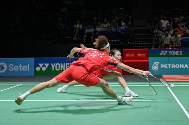 (260109) -- KUALA LUMPUR, Jan. 9, 2026 (Xinhua) -- Jiang Zhenbang(front) /Wei Yaxin of China compete during the mixed doubles quarterfinal match against Presley Smith/Jennie Gai of the United States at the Malaysia Open 2026 badminton tournament in Kuala Lumpur, Malaysia, Jan. 9, 2026. (Photo by Chong Voon Chung/Xinhua)