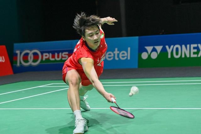 (260109) -- KUALA LUMPUR, Jan. 9, 2026 (Xinhua) -- Chen Yufei of China hits a return during the women's singles quarterfinal match against Ratchanok Intanon of Thailand at the Malaysia Open 2026 badminton tournament in Kuala Lumpur, Malaysia, Jan. 9, 2026. (Photo by Chong Voon Chung/Xinhua)