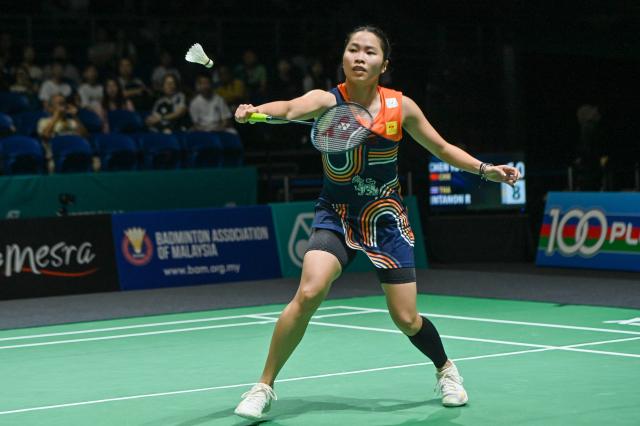 (260109) -- KUALA LUMPUR, Jan. 9, 2026 (Xinhua) -- Ratchanok Intanon of Thailand hits a return during the women's singles quarterfinal match against Chen Yufei of China at the Malaysia Open 2026 badminton tournament in Kuala Lumpur, Malaysia, Jan. 9, 2026. (Photo by Chong Voon Chung/Xinhua)