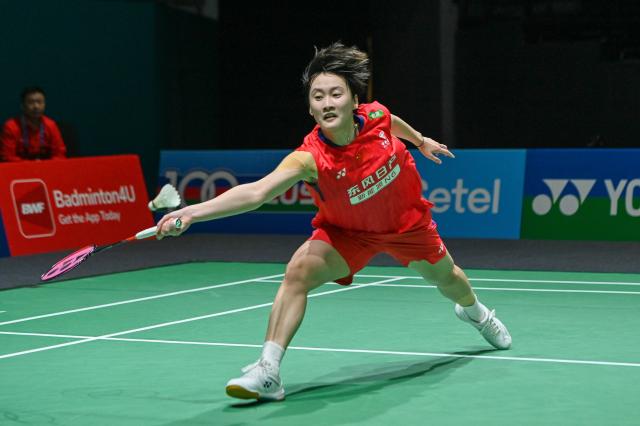(260109) -- KUALA LUMPUR, Jan. 9, 2026 (Xinhua) -- Chen Yufei of China hits a return during the women's singles quarterfinal match against Ratchanok Intanon of Thailand at the Malaysia Open 2026 badminton tournament in Kuala Lumpur, Malaysia, Jan. 9, 2026. (Photo by Chong Voon Chung/Xinhua)