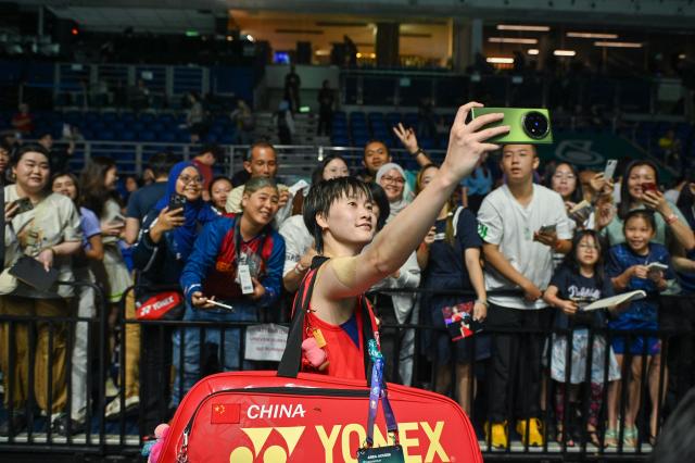 (260109) -- KUALA LUMPUR, Jan. 9, 2026 (Xinhua) -- Chen Yufei of China takes a selfie after the women's singles quarterfinal match against Ratchanok Intanon of Thailand at the Malaysia Open 2026 badminton tournament in Kuala Lumpur, Malaysia, Jan. 9, 2026. (Photo by Chong Voon Chung/Xinhua)