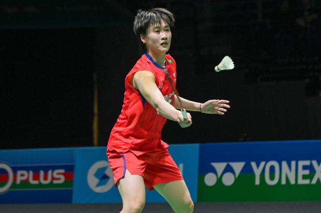 (260109) -- KUALA LUMPUR, Jan. 9, 2026 (Xinhua) -- Chen Yufei of China hits a return during the women's singles quarterfinal match against Ratchanok Intanon of Thailand at the Malaysia Open 2026 badminton tournament in Kuala Lumpur, Malaysia, Jan. 9, 2026. (Photo by Chong Voon Chung/Xinhua)