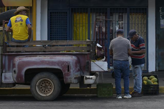 (260109) -- BOLIVAR, Jan. 9, 2026 (Xinhua) -- A vendor sells fruits on a street in Puerto Ordaz, Ciudad Guayana, Bolivar, Venezuela, Jan. 8, 2026. (Photo by Lucio Tavora/Xinhua)