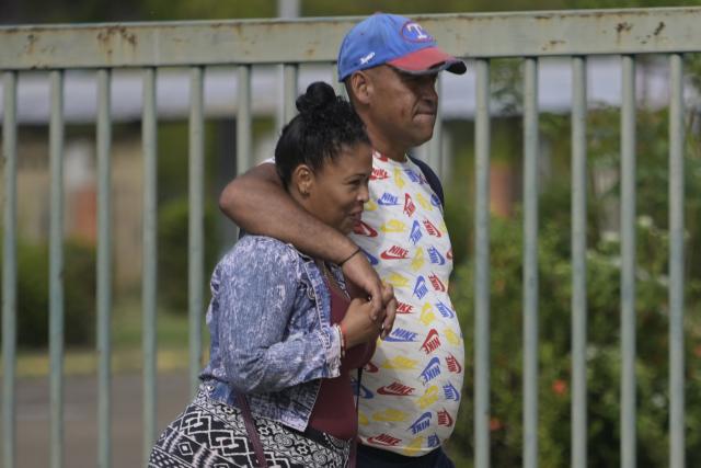 (260109) -- BOLIVAR, Jan. 9, 2026 (Xinhua) -- A couple walks down a street in Puerto Ordaz, Ciudad Guayana, Bolivar, Venezuela, Jan. 8, 2026. (Photo by Lucio Tavora/Xinhua)