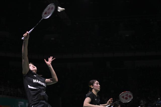 (260109) -- KUALA LUMPUR, Jan. 9, 2026 (Xinhua) -- Hiramoto Ririna (L)/Ishikawa Kokona of Japan compete during the women's doubles quarterfinal match against Liu Shengshu/Tan Ning of China at the Malaysia Open 2026 badminton tournament in Kuala Lumpur, Malaysia, Jan. 9, 2026. (Xinhua/Cheng Yiheng)