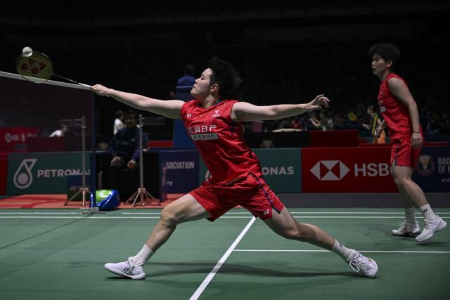 (260109) -- KUALA LUMPUR, Jan. 9, 2026 (Xinhua) -- Liu Shengshu (front)/Tan Ning of China compete during the women's doubles quarterfinal match against Hiramoto Ririna/Ishikawa Kokona of Japan at the Malaysia Open 2026 badminton tournament in Kuala Lumpur, Malaysia, Jan. 9, 2026. (Xinhua/Cheng Yiheng)
