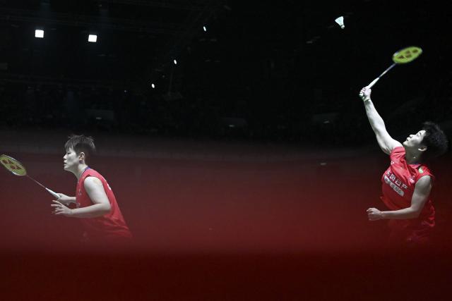 (260109) -- KUALA LUMPUR, Jan. 9, 2026 (Xinhua) -- Liu Shengshu/Tan Ning (R) of China compete during the women's doubles quarterfinal match against Hiramoto Ririna/Ishikawa Kokona of Japan at the Malaysia Open 2026 badminton tournament in Kuala Lumpur, Malaysia, Jan. 9, 2026. (Xinhua/Cheng Yiheng)