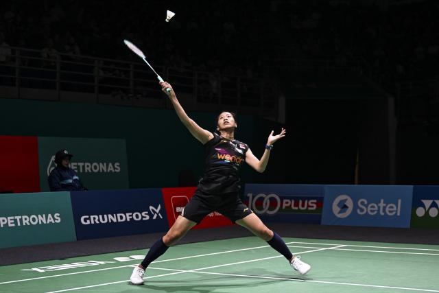 (260109) -- KUALA LUMPUR, Jan. 9, 2026 (Xinhua) -- Putri Kusuma Wardani of Indonesia hits a return during the women's singles quarterfinal match against Wang Zhiyi of China at the Malaysia Open 2026 badminton tournament in Kuala Lumpur, Malaysia, Jan. 9, 2026. (Xinhua/Cheng Yiheng)