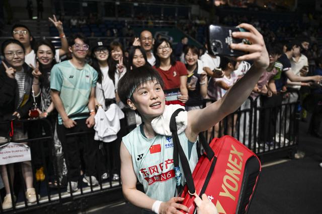 (260109) -- KUALA LUMPUR, Jan. 9, 2026 (Xinhua) -- Wang Zhiyi (front) of China interacts with fans after the women's singles quarterfinal match against Putri Kusuma Wardani of Indonesia at the Malaysia Open 2026 badminton tournament in Kuala Lumpur, Malaysia, Jan. 9, 2026. (Xinhua/Cheng Yiheng)