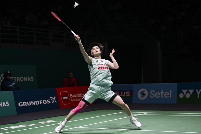 (260109) -- KUALA LUMPUR, Jan. 9, 2026 (Xinhua) -- Wang Zhiyi of China hits a return during the women's singles quarterfinal match against Putri Kusuma Wardani of Indonesia at the Malaysia Open 2026 badminton tournament in Kuala Lumpur, Malaysia, Jan. 9, 2026. (Xinhua/Cheng Yiheng)