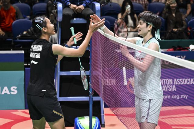 (260109) -- KUALA LUMPUR, Jan. 9, 2026 (Xinhua) -- Wang Zhiyi (R) of China shakes hand with Putri Kusuma Wardani of Indonesia after their women's singles quarterfinal match at the Malaysia Open 2026 badminton tournament in Kuala Lumpur, Malaysia, Jan. 9, 2026. (Xinhua/Cheng Yiheng)