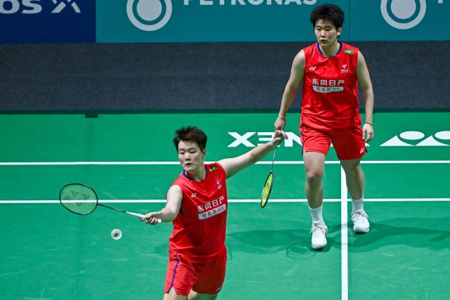(260109) -- KUALA LUMPUR, Jan. 9, 2026 (Xinhua) -- Liu Shengshu (L)/Tan Ning of China compete during the women's doubles quarterfinal match against Hiramoto Ririna/Ishikawa Kokona of Japan at the Malaysia Open 2026 badminton tournament in Kuala Lumpur, Malaysia, Jan. 9, 2026. (Photo by Chong Voon Chung/Xinhua)