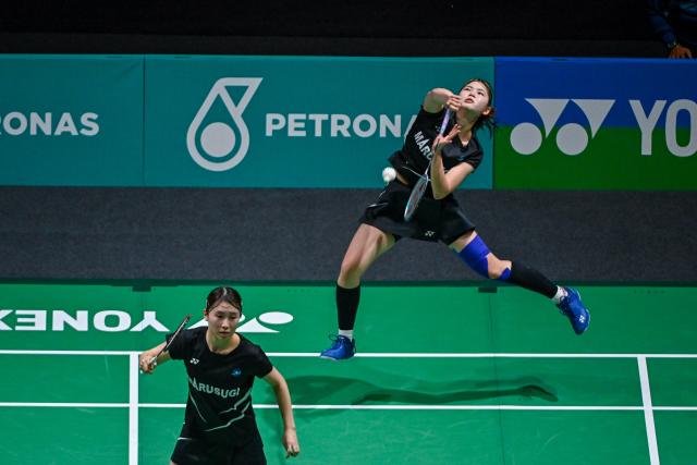 (260109) -- KUALA LUMPUR, Jan. 9, 2026 (Xinhua) -- Hiramoto Ririna (R)/Ishikawa Kokona of Japan hit a return during the women's doubles quarterfinal match against Liu Shengshu/Tan Ning of China at the Malaysia Open 2026 badminton tournament in Kuala Lumpur, Malaysia, Jan. 9, 2026. (Photo by Chong Voon Chung/Xinhua)