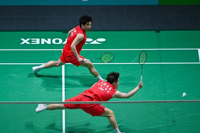 (260109) -- KUALA LUMPUR, Jan. 9, 2026 (Xinhua) -- Liu Shengshu (front)/Tan Ning of China compete during the women's doubles quarterfinal match against Hiramoto Ririna/Ishikawa Kokona of Japan at the Malaysia Open 2026 badminton tournament in Kuala Lumpur, Malaysia, Jan. 9, 2026. (Photo by Chong Voon Chung/Xinhua)