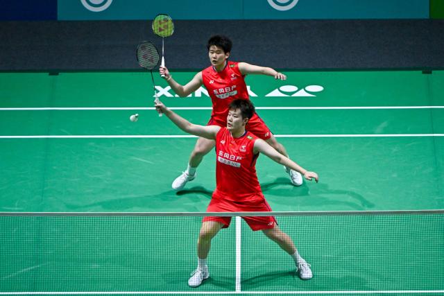 (260109) -- KUALA LUMPUR, Jan. 9, 2026 (Xinhua) -- Liu Shengshu (front)/Tan Ning of China compete during the women's doubles quarterfinal match against Hiramoto Ririna/Ishikawa Kokona of Japan at the Malaysia Open 2026 badminton tournament in Kuala Lumpur, Malaysia, Jan. 9, 2026. (Photo by Chong Voon Chung/Xinhua)