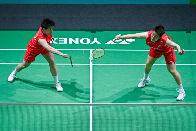(260109) -- KUALA LUMPUR, Jan. 9, 2026 (Xinhua) -- Liu Shengshu (R)/Tan Ning of China compete during the women's doubles quarterfinal match against Hiramoto Ririna/Ishikawa Kokona of Japan at the Malaysia Open 2026 badminton tournament in Kuala Lumpur, Malaysia, Jan. 9, 2026. (Photo by Chong Voon Chung/Xinhua)
