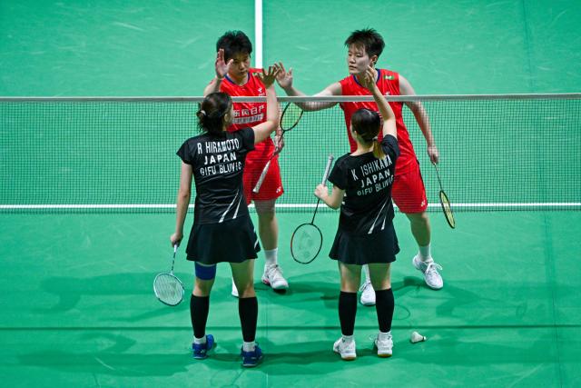 (260109) -- KUALA LUMPUR, Jan. 9, 2026 (Xinhua) -- Liu Shengshu (top R)/Tan Ning (top L) of China greet Hiramoto Ririna (front L)/Ishikawa Kokona of Japan after the women's doubles quarterfinal match at the Malaysia Open 2026 badminton tournament in Kuala Lumpur, Malaysia, Jan. 9, 2026. (Photo by Chong Voon Chung/Xinhua)