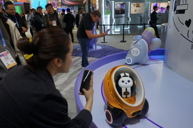 (260109) -- LAS VEGAS, Jan. 9, 2026 (Xinhua) -- An Ai Me robot from Chinese company TCL is displayed during the 2026 Consumer Electronics Show (CES) in Las Vegas, the United States, Jan. 6, 2026. (Photo by Zeng Hui/Xinhua)