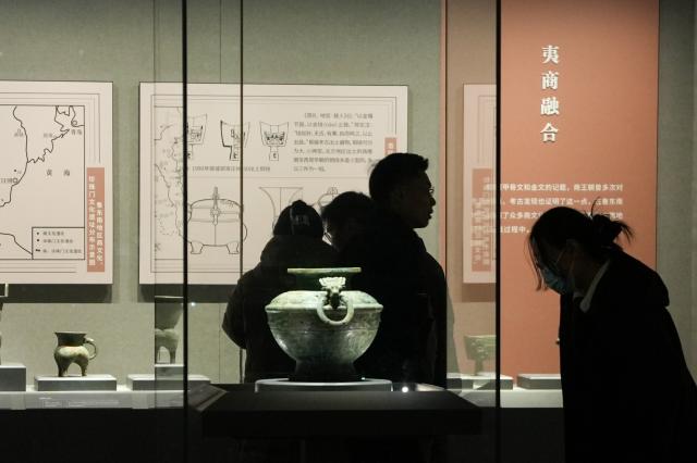 (260109) -- JINAN, Jan. 9, 2026 (Xinhua) -- People visit an exhibition featuring culture of ancient Dongyi tribes at the Shandong Museum in Jinan, east China's Shandong Province, Jan. 9, 2026. The exhibition showcased over 110 pieces (sets) of cultural relics highlighting the culture of ancient Dongyi tribes. (Xinhua/Zhu Zheng)