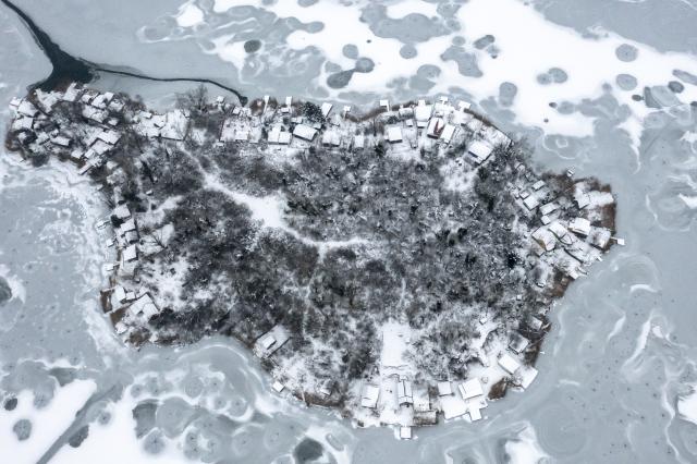 (260109) -- BUDAPEST, Jan. 9, 2026 (Xinhua) -- An aerial drone photo shows the frozen Kavicsos Lake in Budapest, Hungary, Jan. 9, 2026. (Photo by David Balogh/Xinhua)