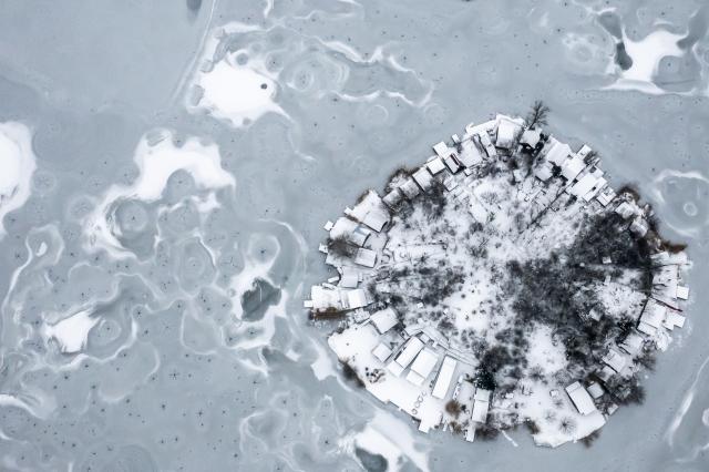 (260109) -- BUDAPEST, Jan. 9, 2026 (Xinhua) -- An aerial drone photo shows the frozen Kavicsos Lake in Budapest, Hungary, Jan. 9, 2026. (Photo by David Balogh/Xinhua)