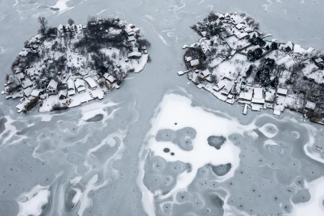 (260109) -- BUDAPEST, Jan. 9, 2026 (Xinhua) -- An aerial drone photo shows the frozen Kavicsos Lake in Budapest, Hungary, Jan. 9, 2026. (Photo by David Balogh/Xinhua)