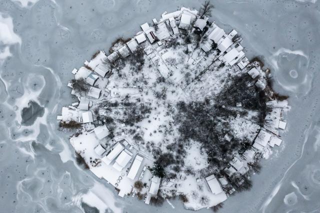 (260109) -- BUDAPEST, Jan. 9, 2026 (Xinhua) -- An aerial drone photo shows the frozen Kavicsos Lake in Budapest, Hungary, Jan. 9, 2026. (Photo by David Balogh/Xinhua)