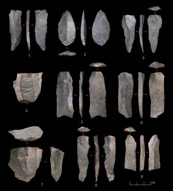 (260109) -- ZHENGZHOU, Jan. 9, 2026 (Xinhua) -- This undated file photo shows stone tool products featuring blade technology unearthed by the China-Kenya joint archaeological team at Kenya's Lake Bogoria site. A China-Kenya joint archaeological team has for the first time unearthed stone tool products featuring blade technology from the middle to late Paleolithic period at Kenya's Lake Bogoria site.
   The discovery, announced at a conference on the 2025 archaeological results of central China's Henan Province held from Wednesday to Saturday, provides crucial material for studying the origins and spread of blade technology and its connection to early modern humans. (Xinhua)