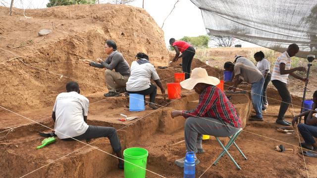 (260109) -- ZHENGZHOU, Jan. 9, 2026 (Xinhua) -- This undated file photo shows China-Kenya joint archaeological team working at Kenya's Lake Bogoria site. A China-Kenya joint archaeological team has for the first time unearthed stone tool products featuring blade technology from the middle to late Paleolithic period at Kenya's Lake Bogoria site.
   The discovery, announced at a conference on the 2025 archaeological results of central China's Henan Province held from Wednesday to Saturday, provides crucial material for studying the origins and spread of blade technology and its connection to early modern humans. (Xinhua)