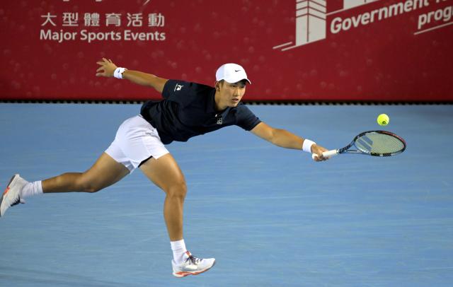 (260109) -- HONG KONG, Jan. 9, 2026 (Xinhua) -- Shang Juncheng competes during the men's singles quarterfinal between Shang Juncheng of China and Alexander Bublik of Kazakhstan at the ATP Hong Kong Open tennis tournament in Hong Kong, China, Jan. 9, 2026. (Xinhua/Lo Ping Fai)