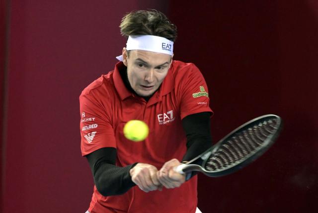 (260109) -- HONG KONG, Jan. 9, 2026 (Xinhua) -- Alexander Bublik competes during the men's singles quarterfinal between Shang Juncheng of China and Alexander Bublik of Kazakhstan at the ATP Hong Kong Open tennis tournament in Hong Kong, China, Jan. 9, 2026. (Xinhua/Lo Ping Fai)