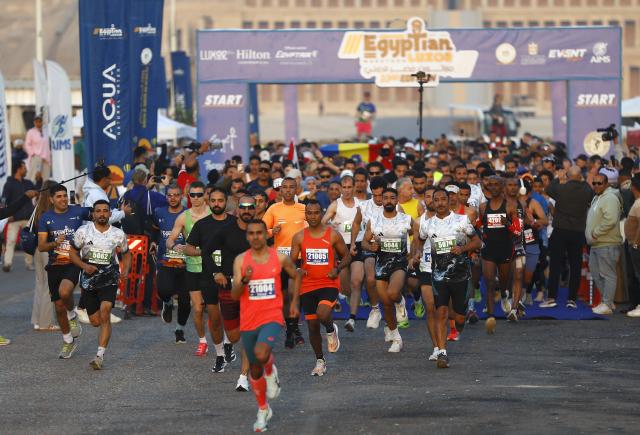 (260109) -- LUXOR, Jan. 9, 2026 (Xinhua) -- Contestants take part in the 33rd Egyptian Marathon in Luxor, Egypt, Jan. 9, 2026. (Xinhua/Ahmed Gomaa)