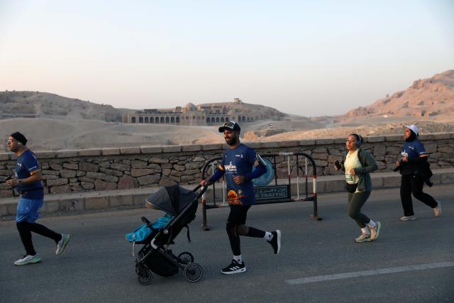 (260109) -- LUXOR, Jan. 9, 2026 (Xinhua) -- Contestants take part in the 33rd Egyptian Marathon in Luxor, Egypt, Jan. 9, 2026. (Xinhua/Ahmed Gomaa)
