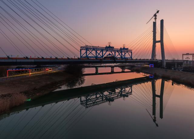 (260109) -- NANJING, Jan. 9, 2026 (Xinhua) -- An aerial drone photo taken on Jan. 8, 2026 shows the construction site of the cable-stayed bridge across the Chuhe River in Nanjing, east China's Jiangsu Province. As part of a high-speed railway linking Shanghai, Nanjing of Jiangsu Province and Hefei of Anhui Province, the cable-stayed bridge across the Chuhe River completed its closure on Thursday. (Xinhua/Li Bo)