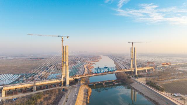 (260109) -- NANJING, Jan. 9, 2026 (Xinhua) -- An aerial drone photo taken on Jan. 9, 2026 shows the construction site of the cable-stayed bridge across the Chuhe River in Nanjing, east China's Jiangsu Province. As part of a high-speed railway linking Shanghai, Nanjing of Jiangsu Province and Hefei of Anhui Province, the cable-stayed bridge across the Chuhe River completed its closure on Thursday. (Xinhua)