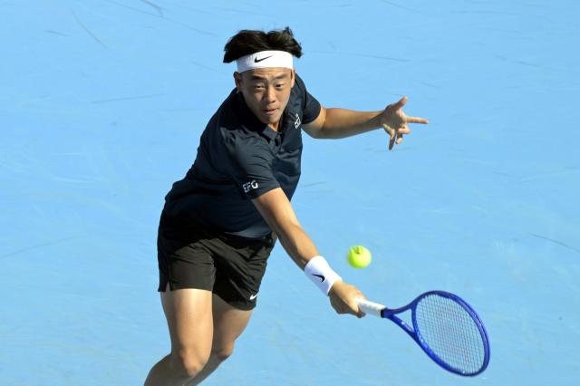 (260109) -- HONG KONG, Jan. 9, 2026 (Xinhua) -- Coleman Wong competes during the men's singles quarterfinal between Coleman Wong of China's Hong Kong and Lorenzo Musetti of Italy at the ATP Hong Kong Open tennis tournament in Hong Kong, China, Jan. 9, 2026. (Xinhua/Lo Ping Fai)
