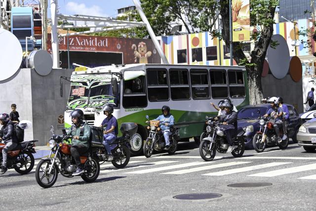(260109) -- CARACAS, Jan. 9, 2026 (Xinhua) -- Motorcycles run on a street in Caracas, Venezuela, Jan. 8, 2026. (Xinhua/Ding Hongfa)