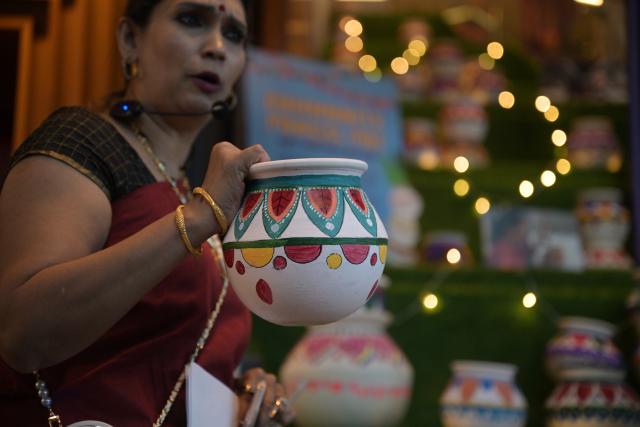 (260109) -- SINGAPORE, Jan. 9, 2026 (Xinhua) -- A woman shows a traditional clay pot used for Pongal Festival activities during a media preview of the Pongal Festival celebration held in Singapore's Indian Heritage Centre on Jan. 9, 2026.
  Pongal Festival is a tradition celebrated in south India. This year's festival is held from Jan. 14 to 17. Singapore's Indian Heritage Centre will be hosting a series of Pongal Festival activities on the two weekends on Jan 10, 11, 17 and 18. (Photo by Then Chih Wey/Xinhua)