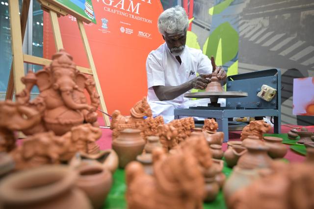 (260109) -- SINGAPORE, Jan. 9, 2026 (Xinhua) -- A craftsman demonstrates pottery making for Pongal Festival activities during a media preview of the Pongal Festival celebration held in Singapore's Indian Heritage Centre on Jan. 9, 2026.
  Pongal Festival is a tradition celebrated in south India. This year's festival is held from Jan. 14 to 17. Singapore's Indian Heritage Centre will be hosting a series of Pongal Festival activities on the two weekends on Jan 10, 11, 17 and 18. (Photo by Then Chih Wey/Xinhua)