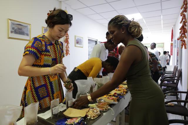 (260109) -- ACCRA, Jan. 9, 2026 (Xinhua) -- A member of the 14th batch of the Chinese medical team in Ghana demonstrates the making of sachets at the Third China-Ghana Traditional Medicine Forum in Accra, Ghana, Jan. 8, 2026. TO GO WITH "Roundup: Chinese, Ghanaian experts promote traditional medicine in women's healthcare" (Photo by Seth/Xinhua)